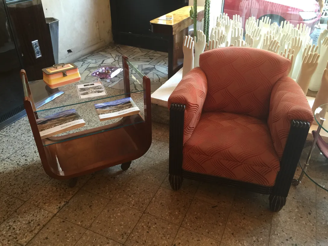 Carrello per cocktail antico con vetro e libri, ambiente moderno