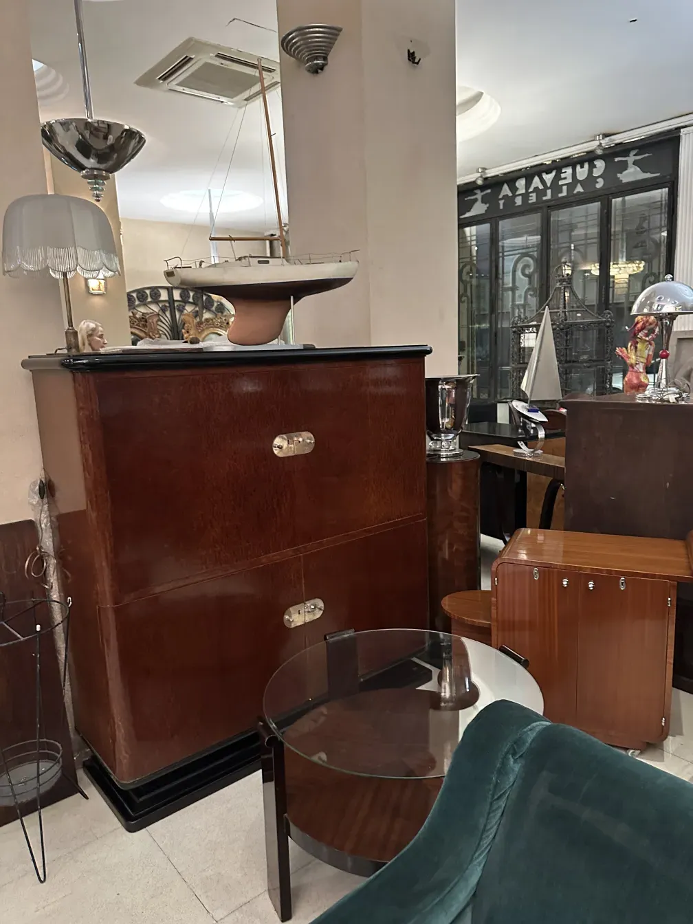 antiker Cocktailwagen aus Holz mit Metallelementen