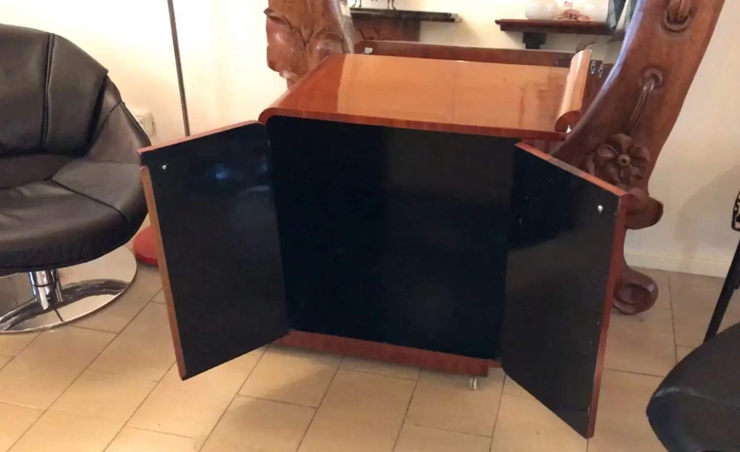 Antiker Cocktailwagen mit Holzoberflächen und schwarzen Türen.