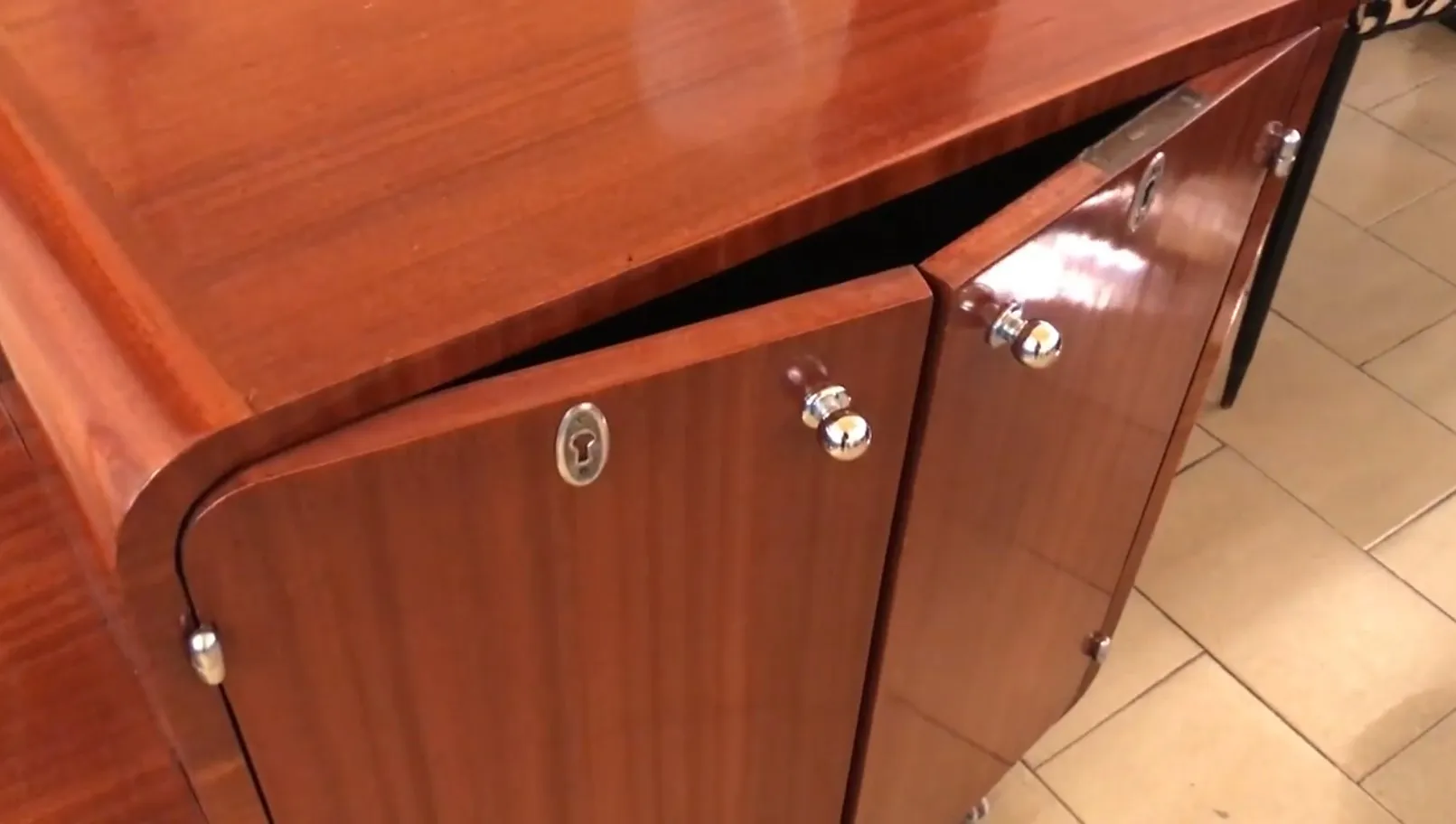 Mesa carrito antiguo de madera con puertas, elegante y práctico.