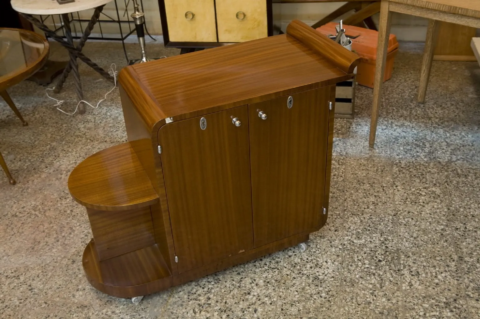 Alter Cocktailwagen aus Holz, perfekt zum Servieren von Getränken.