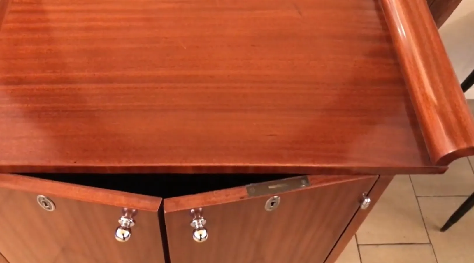 Carrello per cocktail antico in legno con dettagli unici