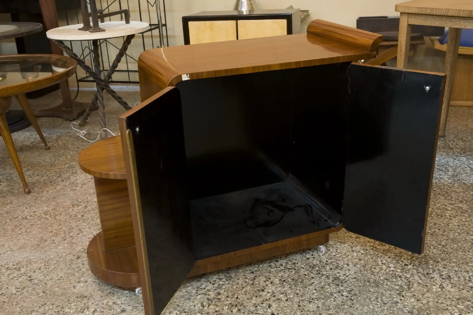 Carrello per cocktail antico con finitura marrone e porte di stoccaggio, in un ambiente vintage