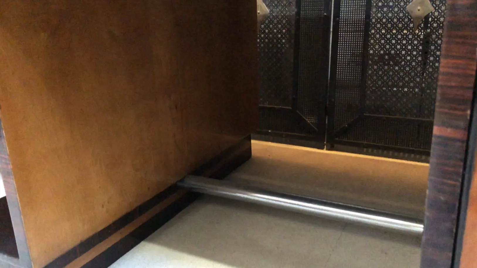 Escritorio antiguo de madera oscura con detalles elegantes en un ambiente clásico.