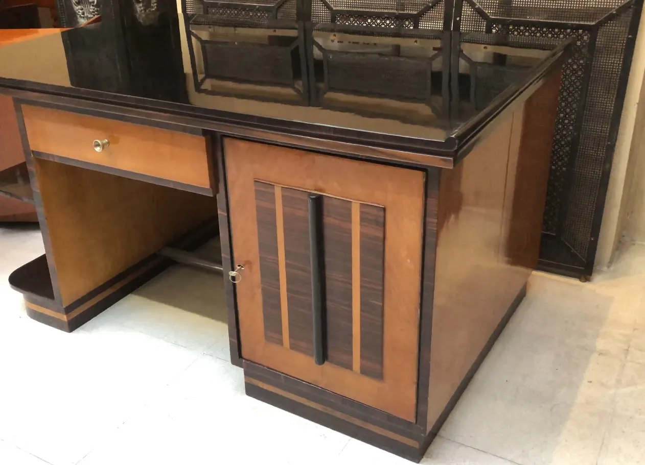 Bureau ancien avec des détails uniques et des tiroirs