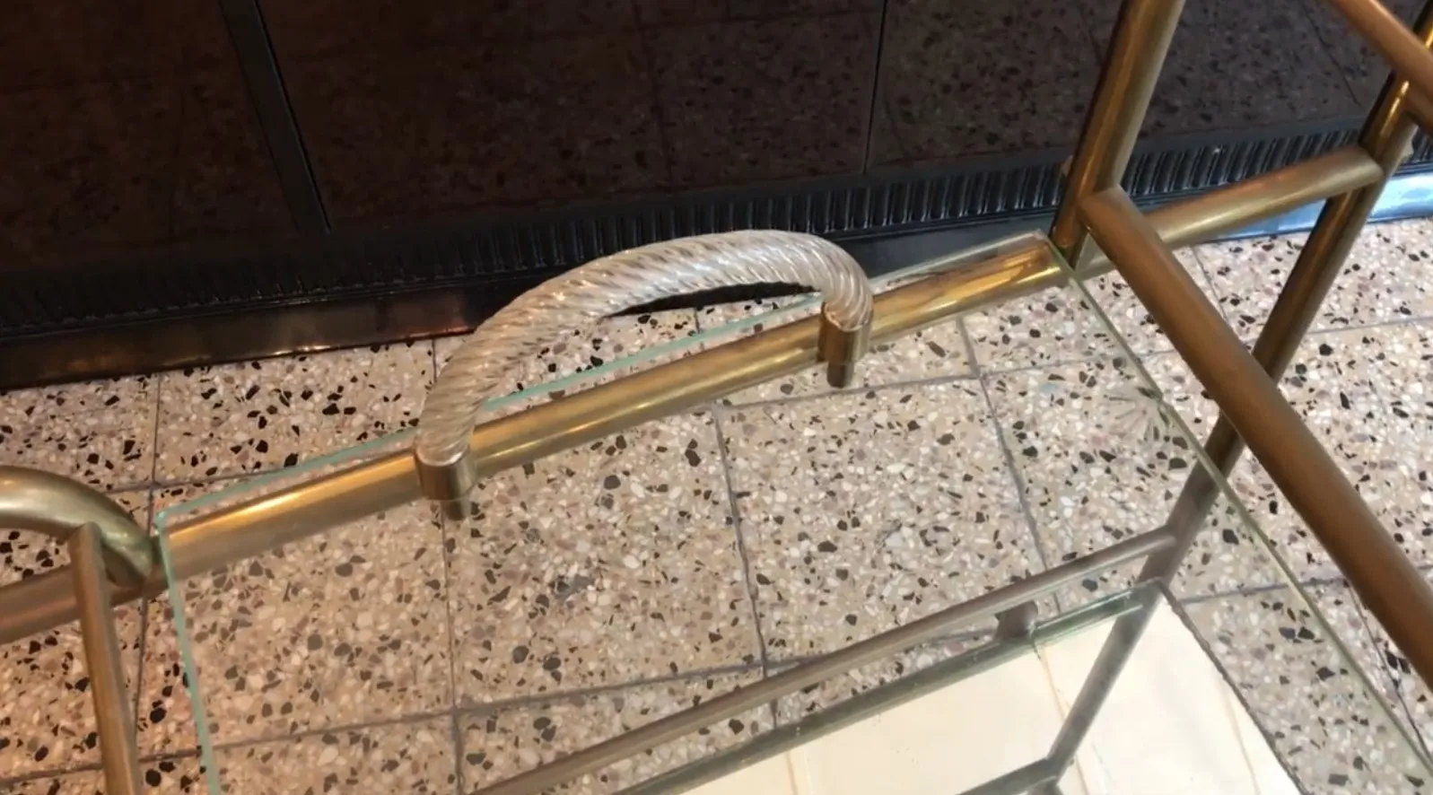 古董手推桌，设计优雅，带有金色细节