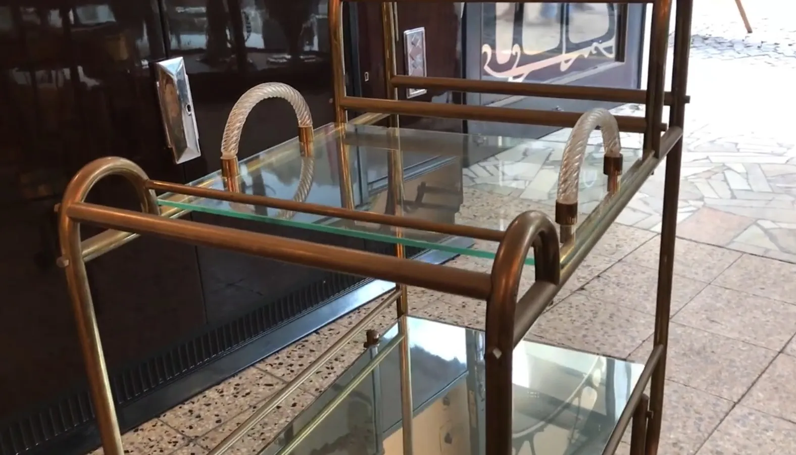 Carrello per cocktail antico con struttura in metallo e vetro