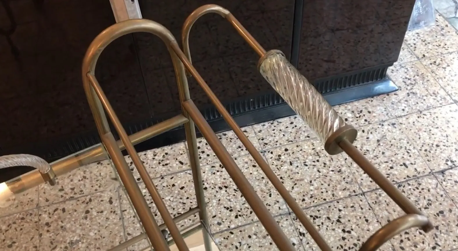 Mesa carrinho antiga com manga de vidro. Ambiente elegante.