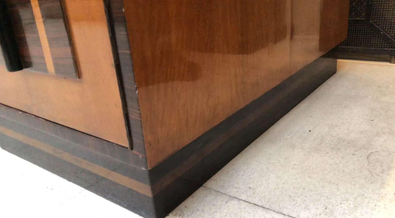 Scrivania antica in legno con dettagli eleganti