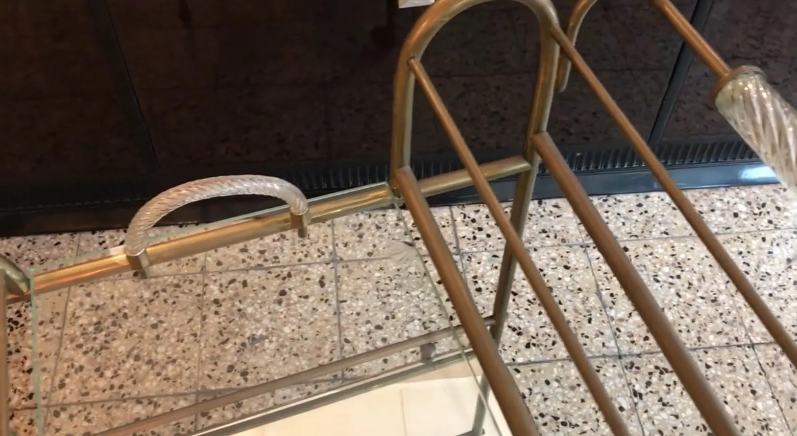 mesa carrinho antiga de bar em um ambiente elegante