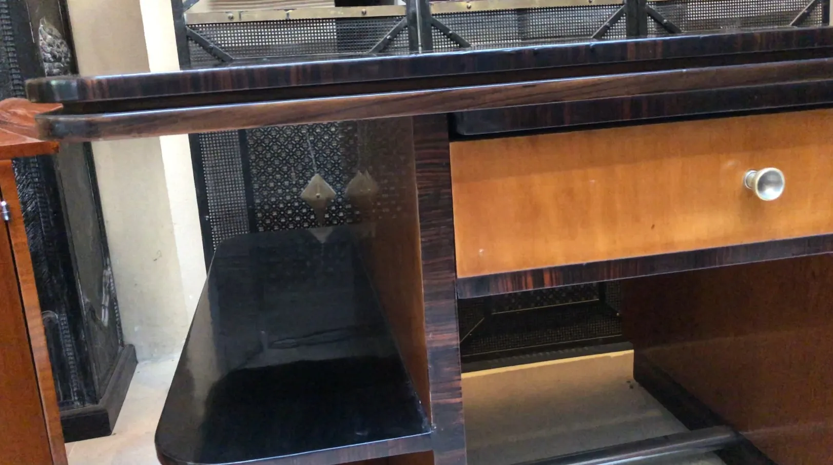 黒い木製の棚と引き出しが付いた古いデスク。