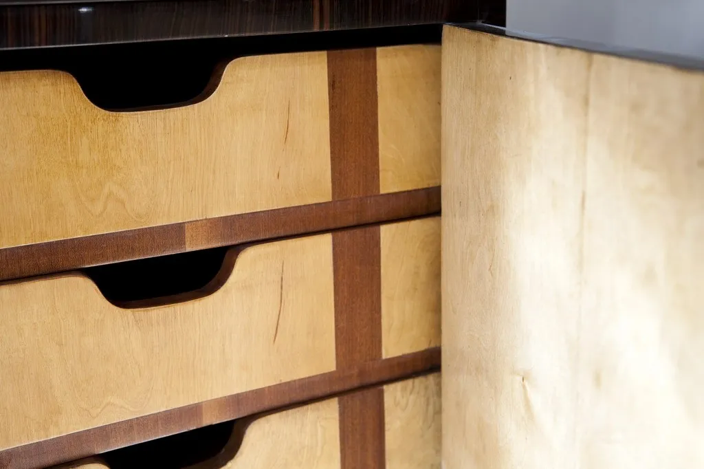 Antiker Holzschreibtisch mit sichtbaren Schubladen im Detail.