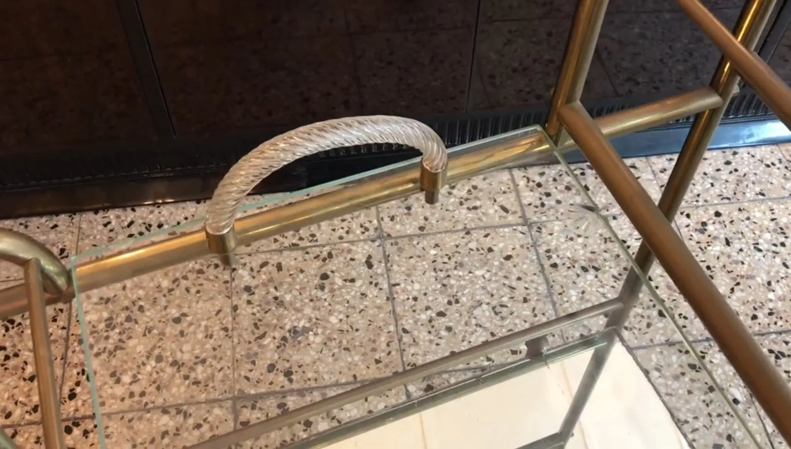 Mesas-carrinho antiga com design elegante e cabo de corda, perfeito para qualquer sala de estar.