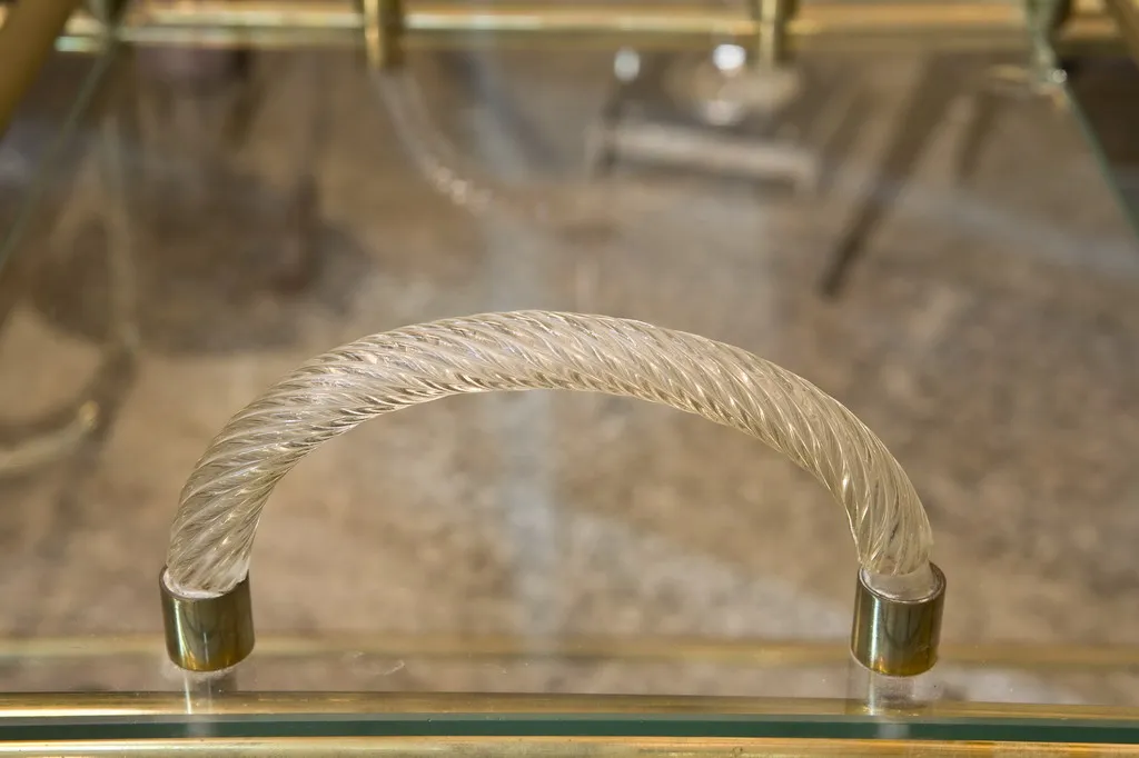 Chariot-bar antique avec poignée en verre dans un cadre élégant