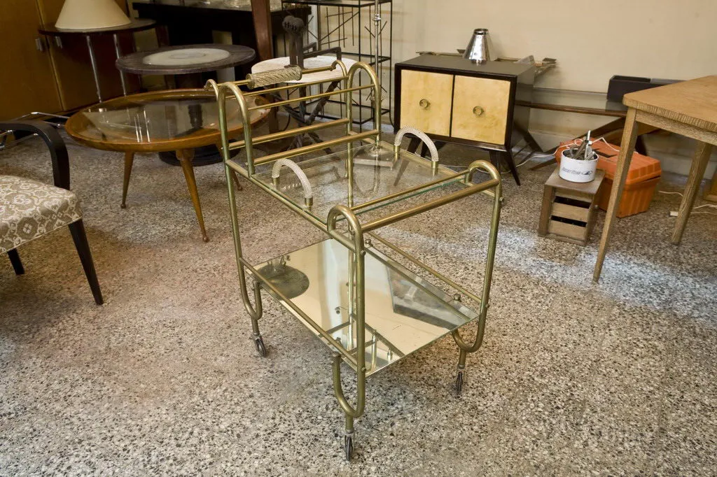 Carrello per cocktail antico con ripiani a specchio