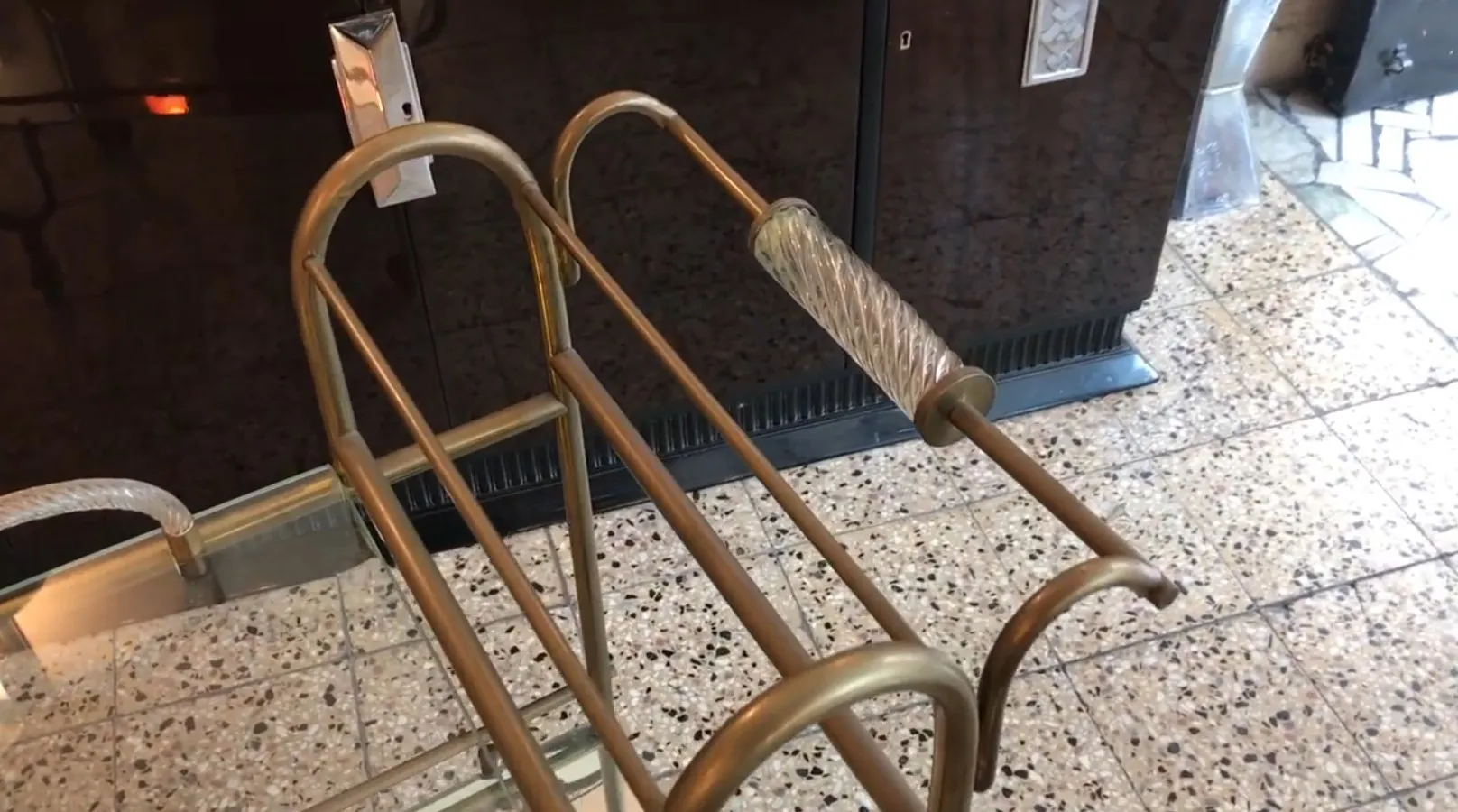 Chariot-bar ancien avec design élégant et cadre en métal