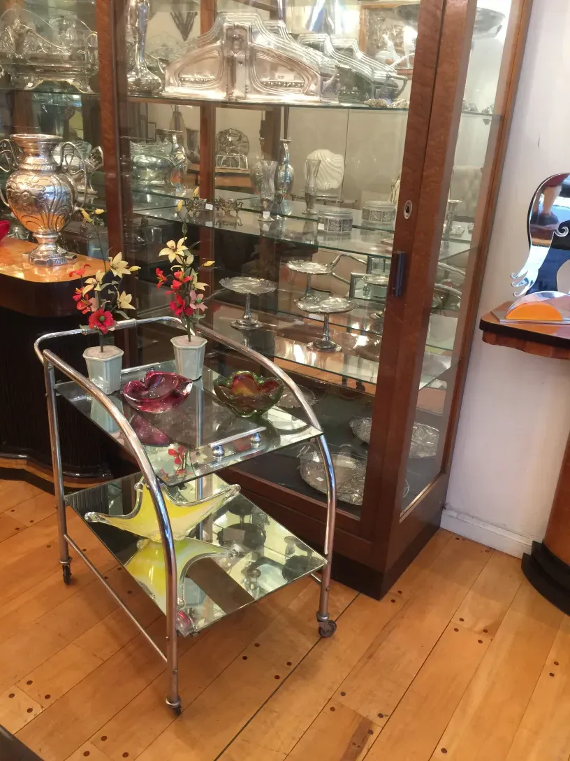 古典手推桌，装饰有花卉和玻璃，优雅氛围。