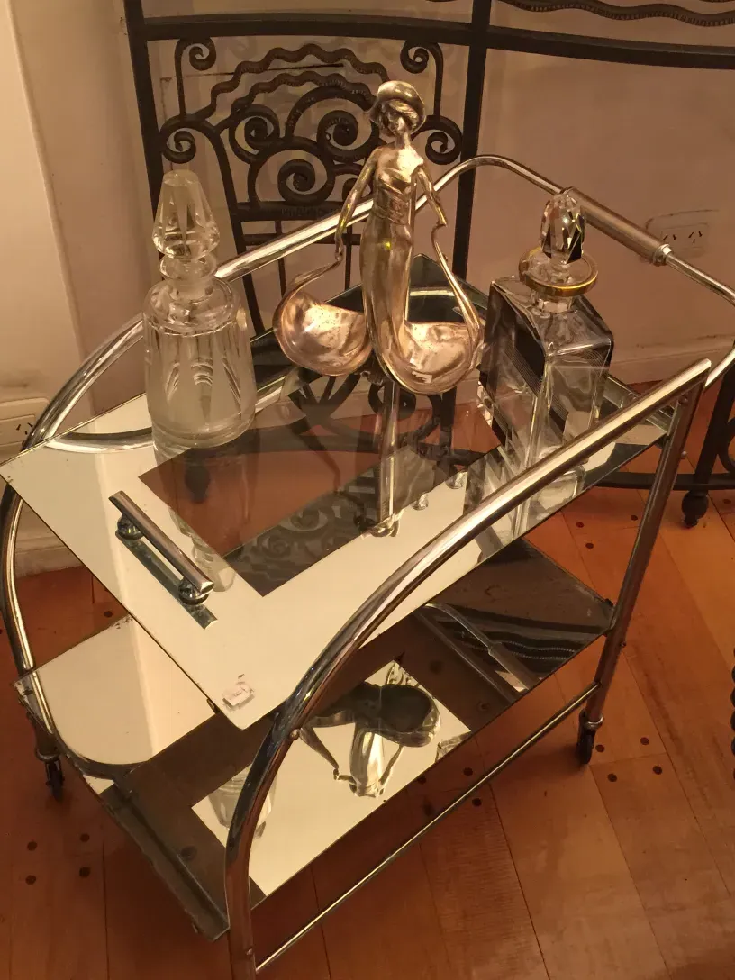 Antiker Cocktailwagen mit eleganten dekorativen Zubehör.