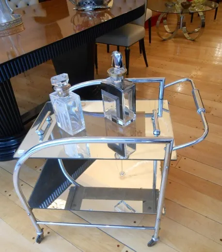 Mesa carrito antigua con un acabado elegante y espejo.