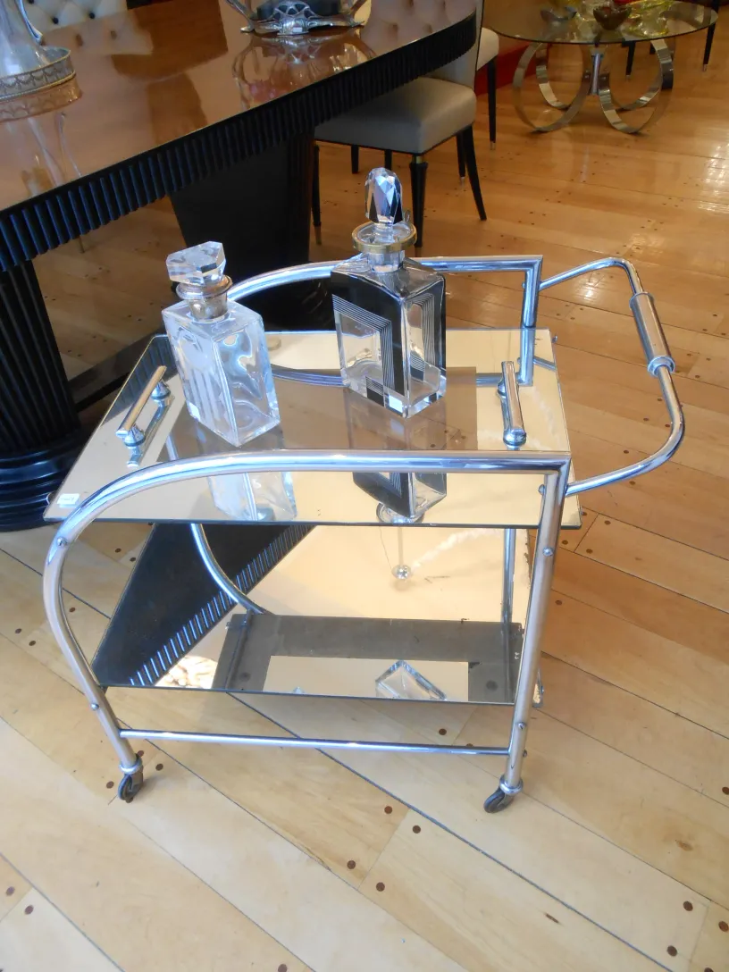 Mesa carrito de diseño antiguo con botellas decorativas