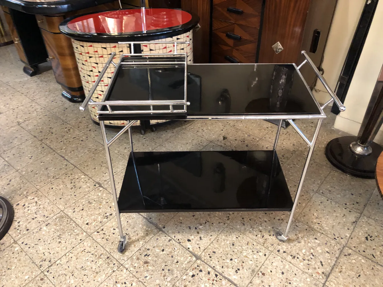 Carrello per cocktail antico con superficie nera e ruote
