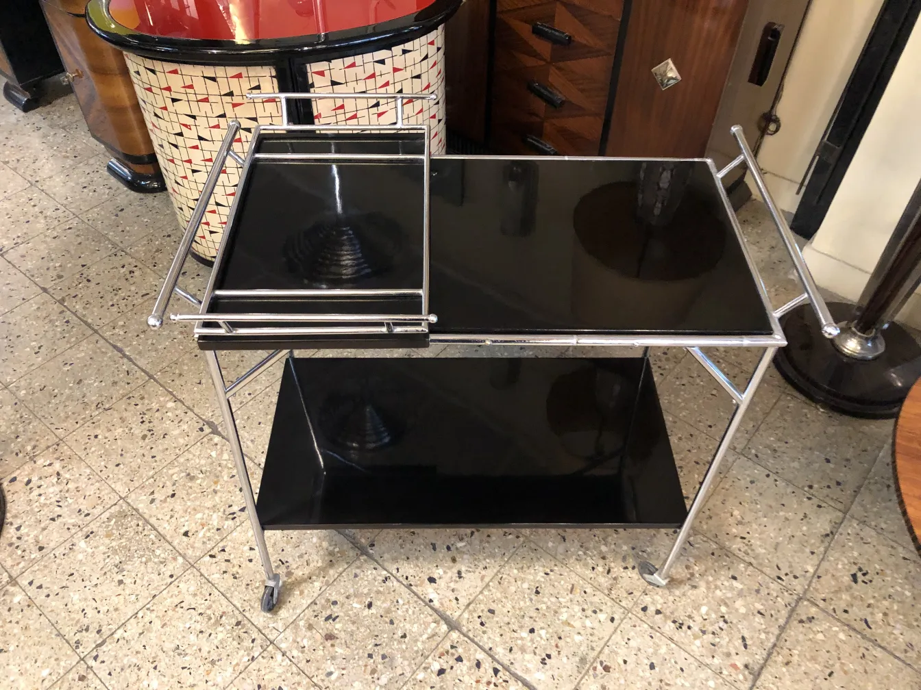 Mesa carrito antigua con diseño elegante de metal y negro