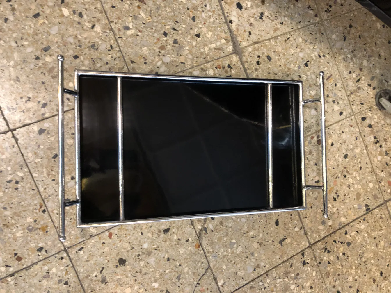 Carrello per cocktail antico con superficie nera e maniglie in metallo