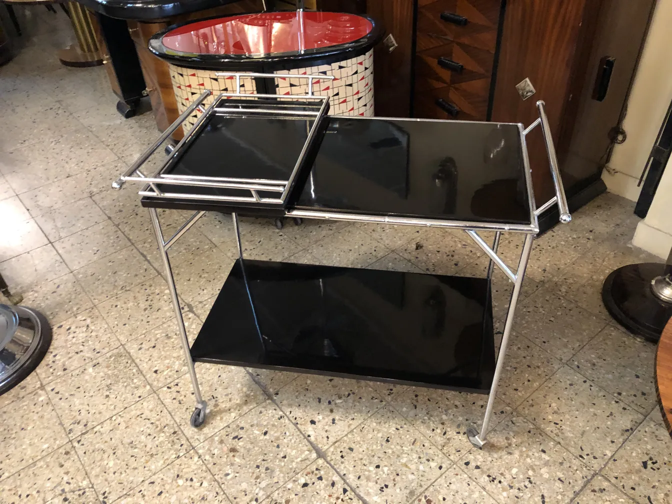 Mesa carrinho de bar antiga com dois níveis e bandeja removível.
