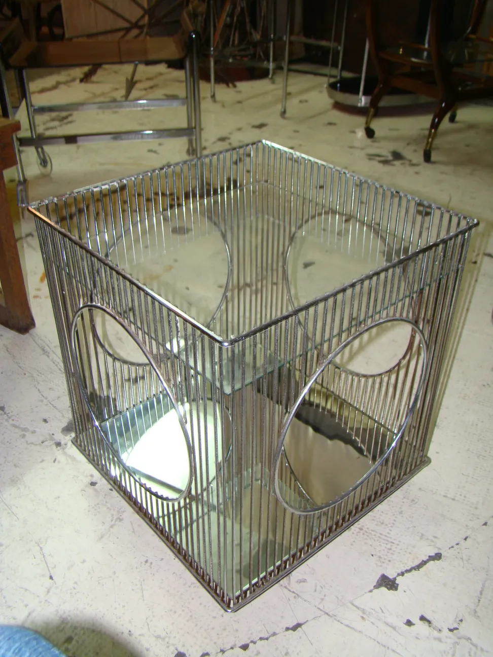 Carrello per cocktail antico warren platner in un ambiente luminoso con altri mobili sullo sfondo.