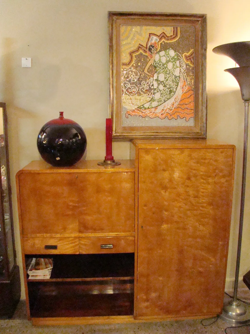 Bureau ancien en bois clair avec espace de rangement