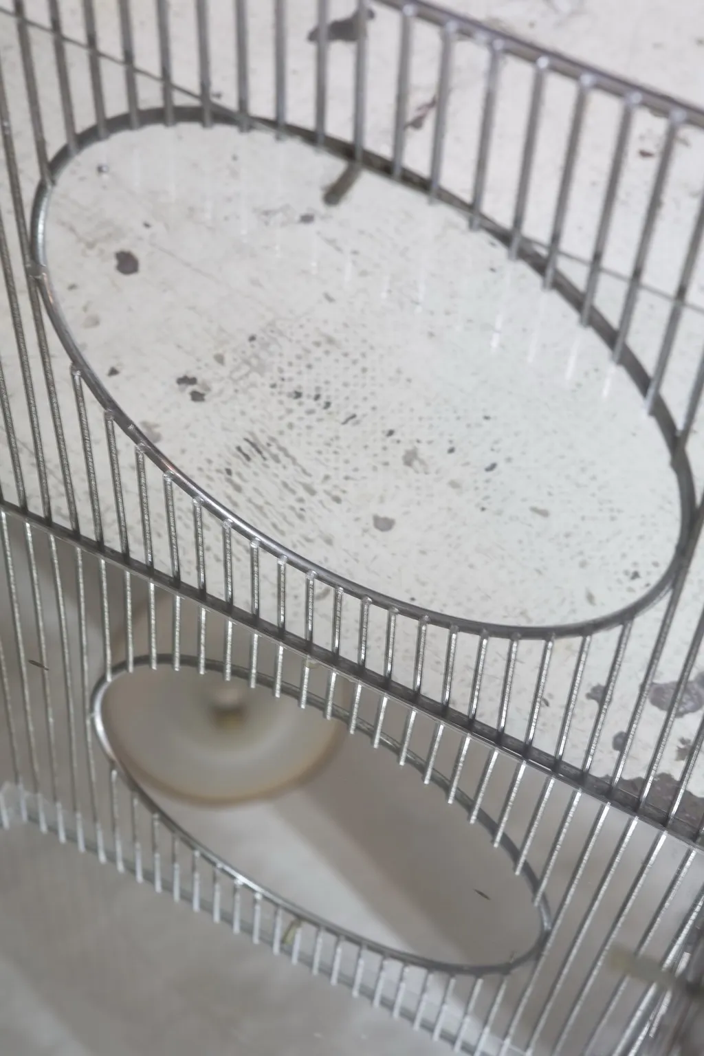 Vue d'un chariot-bar ancien avec un design élégant