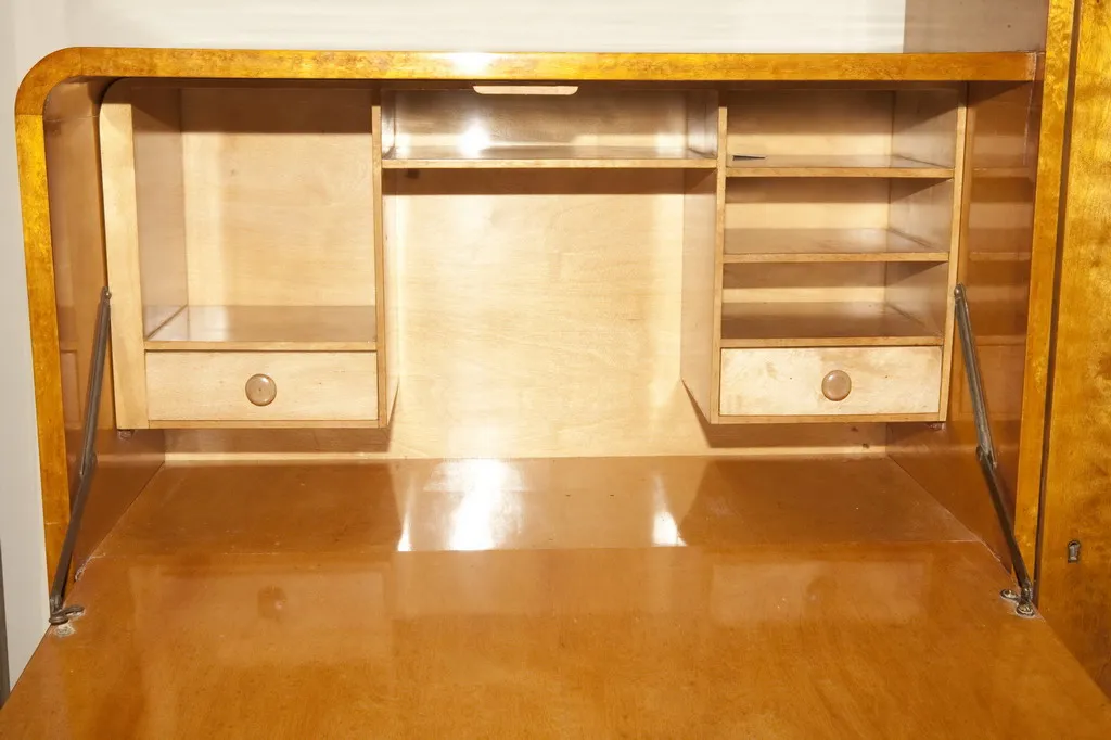 Scrivania antica in legno con cassetti e ripiani.