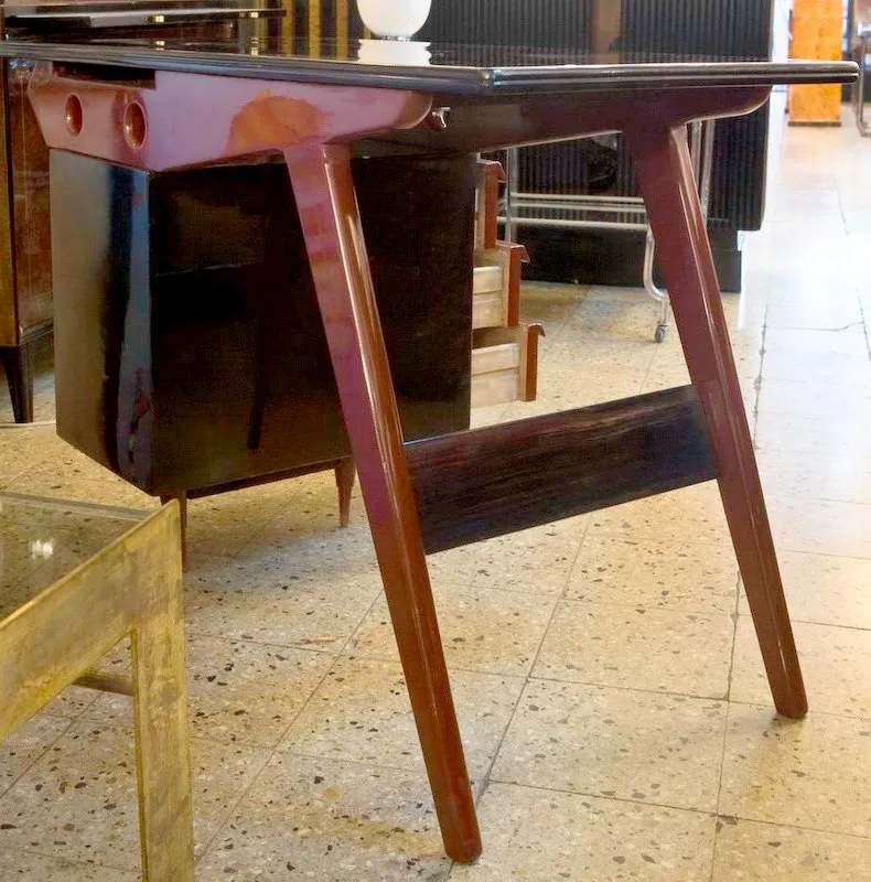 Antiker Schreibtisch in modernem Umfeld mit schlichtem Design