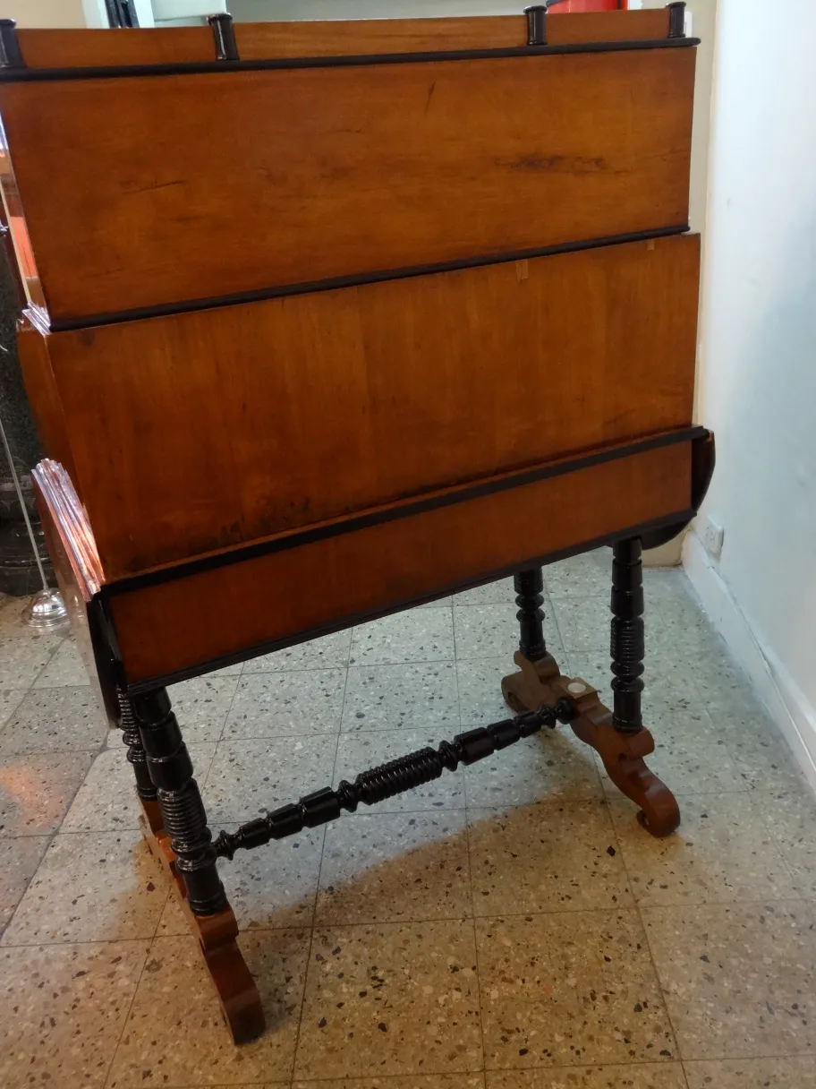 مكتب قديم مع رف في بيئة مريحة.