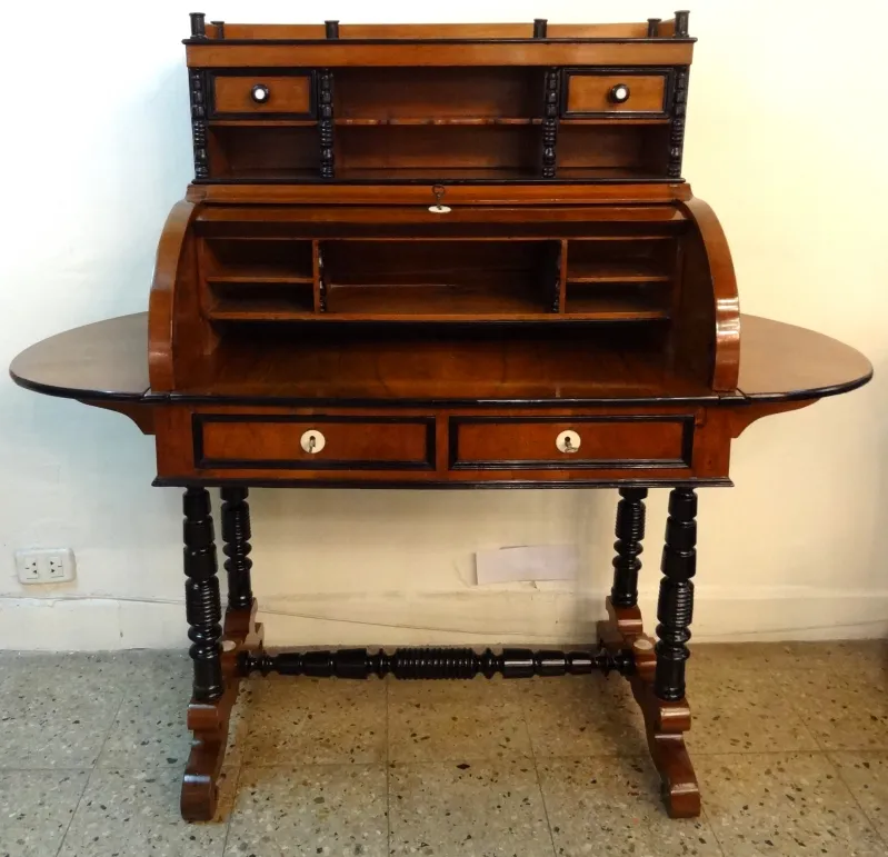 Bureau ancien avec tiroirs et étagère supérieure, bois clair