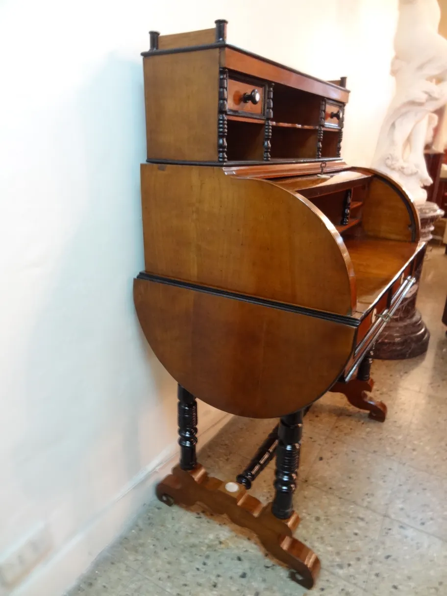 Scrivania antica con finiture eleganti, scaffali e due cassetti. Perfetta per ambienti sofisticati.