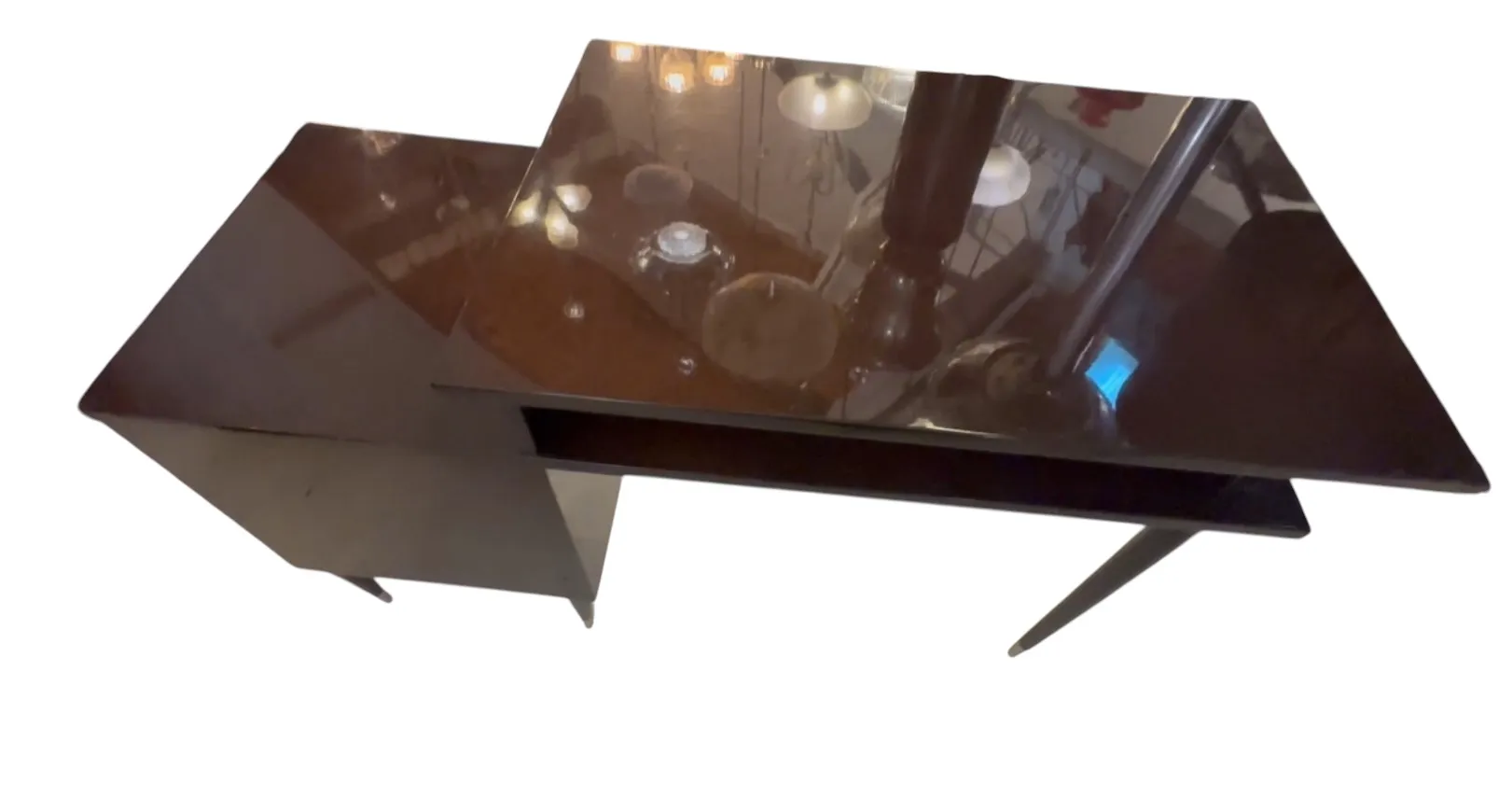 Bureau ancien avec surface brillante et reflets