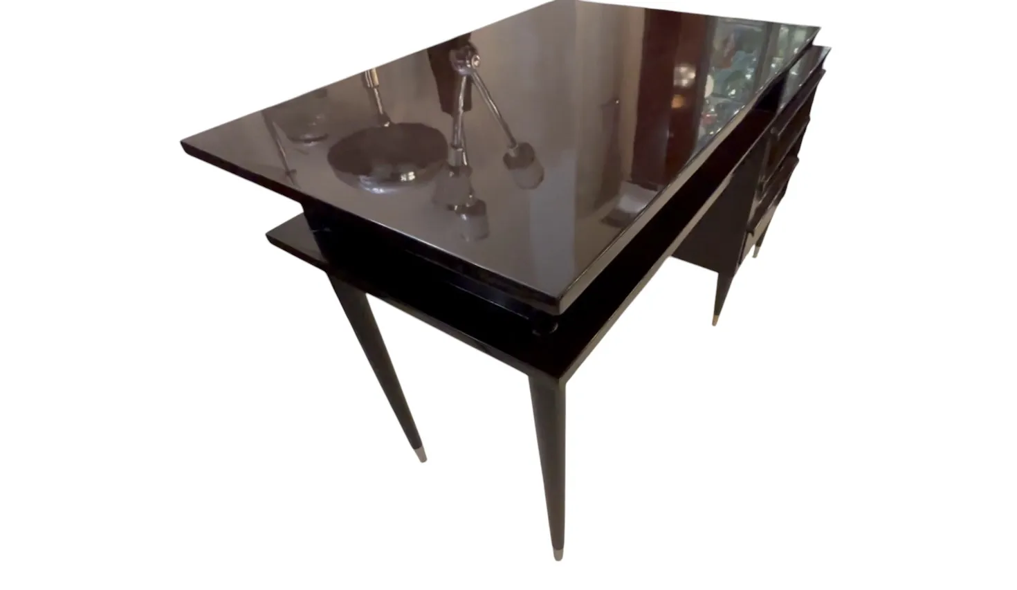 Antiker Schreibtisch mit glänzender Oberfläche, elegant und funktional.