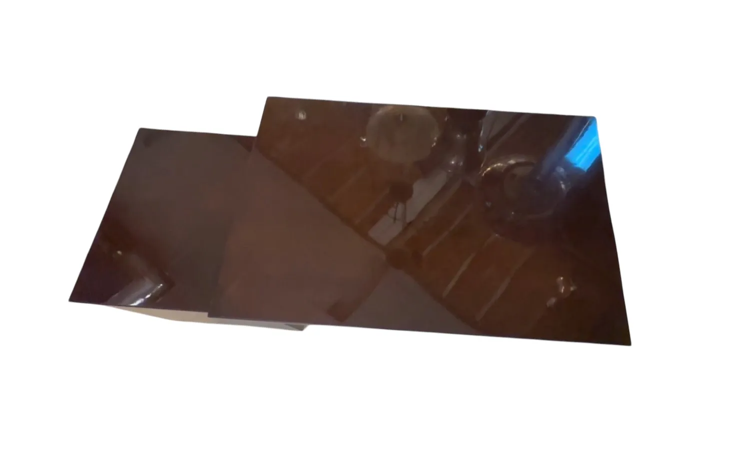 深色古典书桌，表面光亮