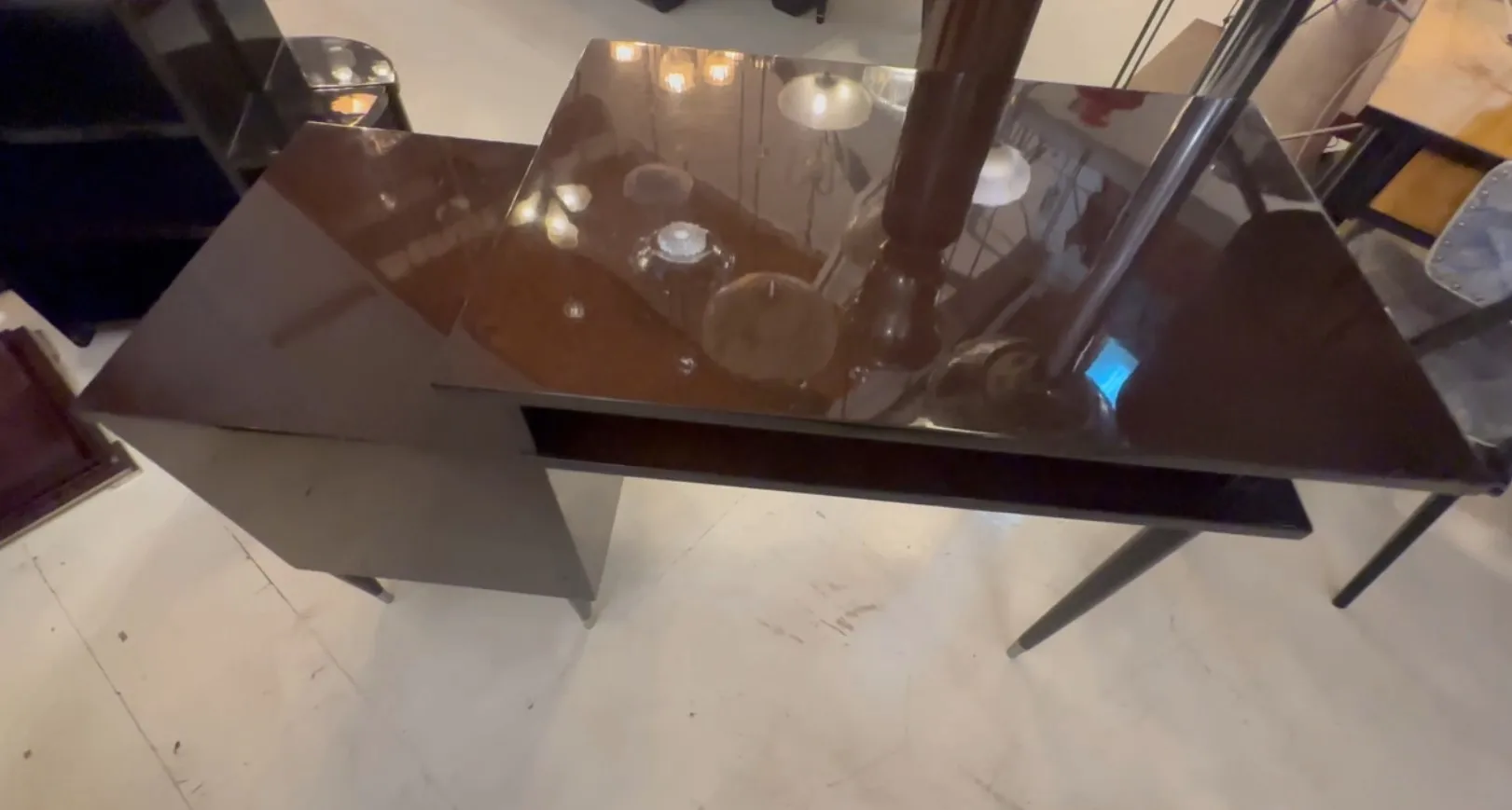 scrivania antica nera lucida con design elegante in un ambiente classico