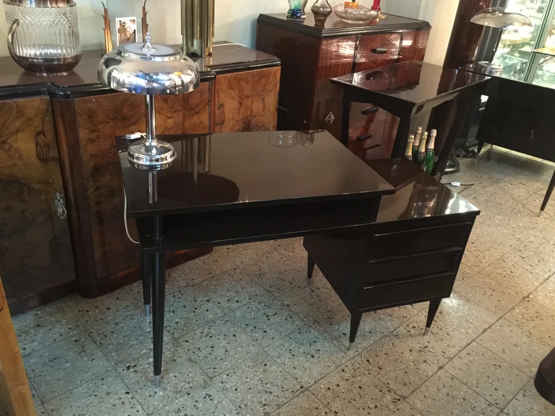 Escritorio antiguo negro con lámpara y ambiente elegante