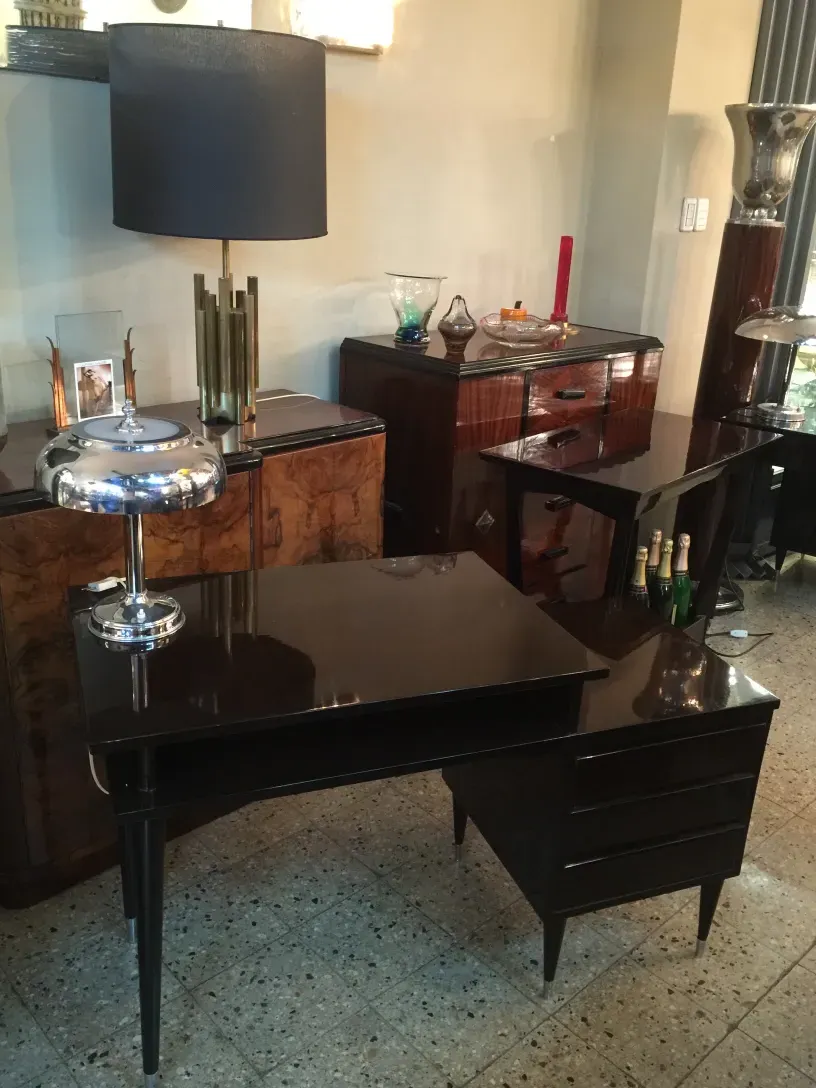 Escritorio antigo com detalhes elegantes em um ambiente luxuoso.