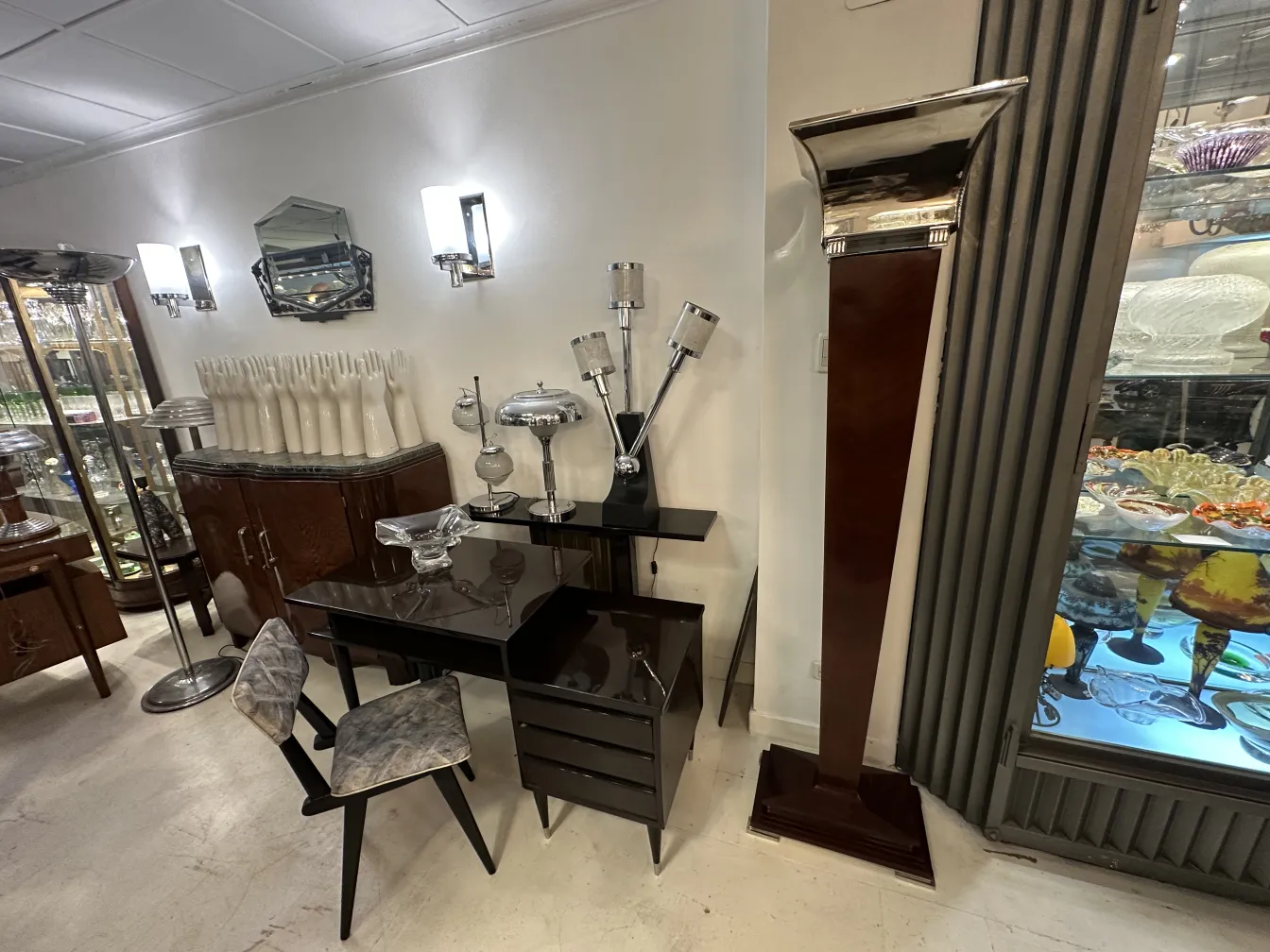 Escritorio antiguo negro con sillas grises y luces modernas