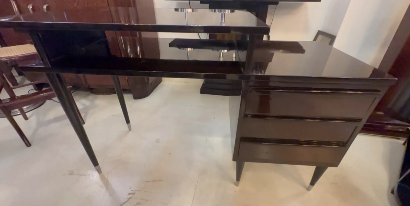 Antiker Schreibtisch mit elegantem Stil und schlanken Beinen