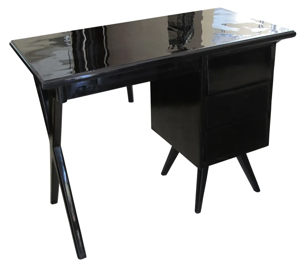 Bureau antique noir avec une finition brillante et deux tiroirs.