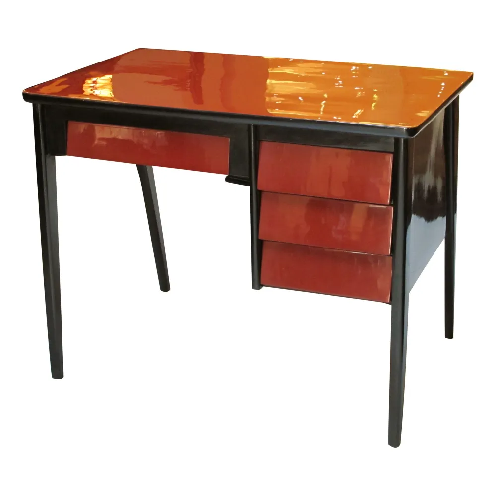 bureau ancien en bois avec finition brillante et deux tiroirs rouges