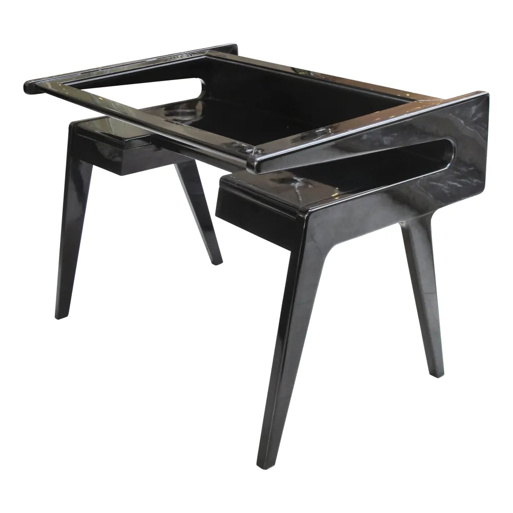 bureau noir au design moderne avec des meubles anciens en arrière-plan