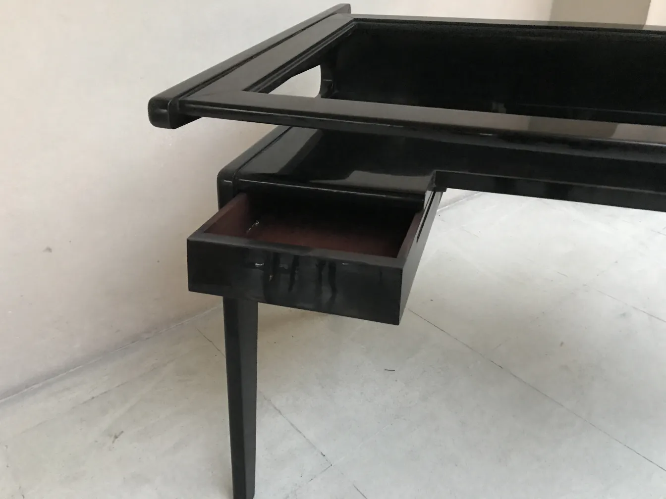 bureau ancien avec finition brillante et tiroir ouvert