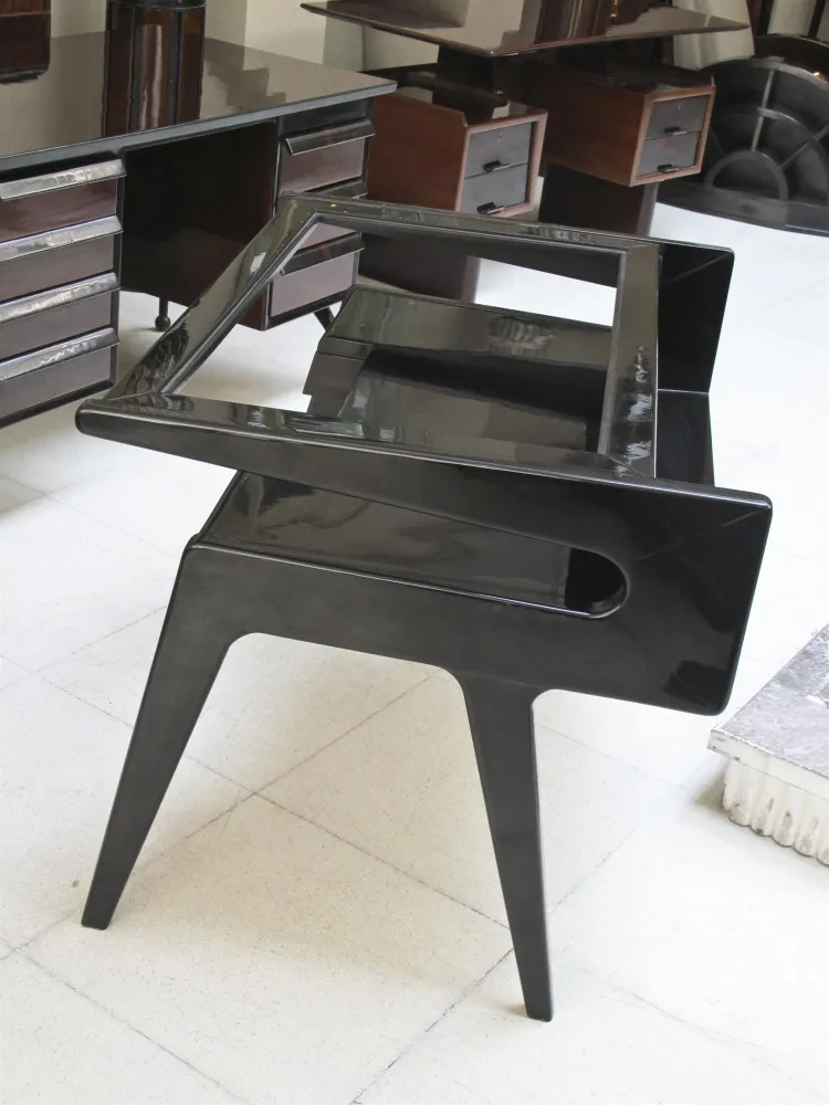 Escritorio antigo em preto brilhante com design exclusivo em ambiente elegante.