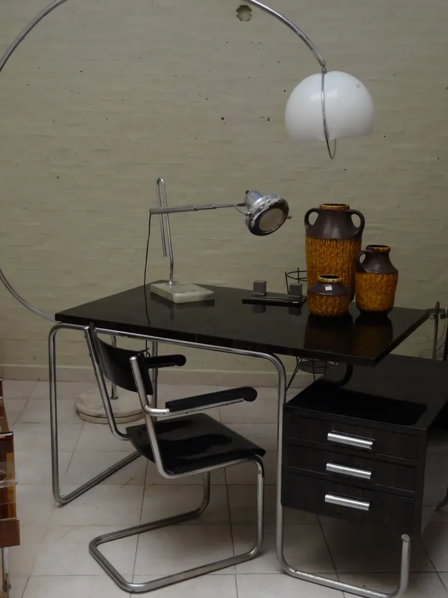 escritorio antiguo con lámpara moderna y accesorios decorativos